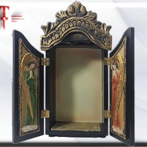 Niche, wooden chapel to display the figure of a saint. triptych with angels