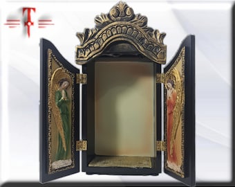 Niche, chapelle en bois pour exposer la figure d'un saint. triptyque avec des anges