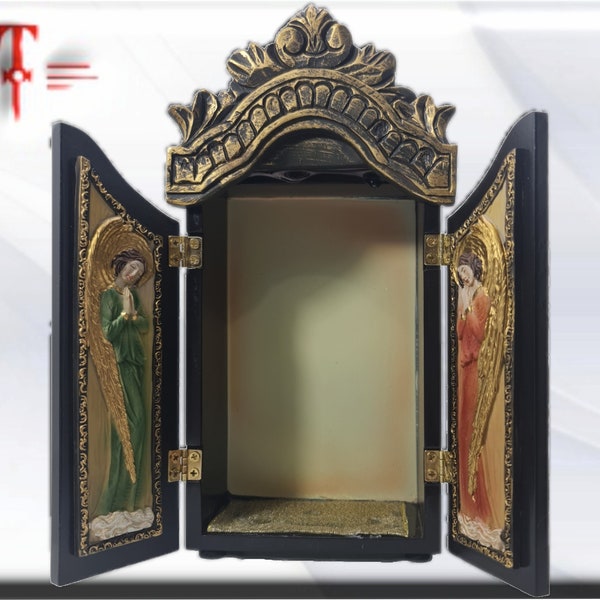 Niche, chapelle en bois pour exposer la figure d'un saint. triptyque avec des anges