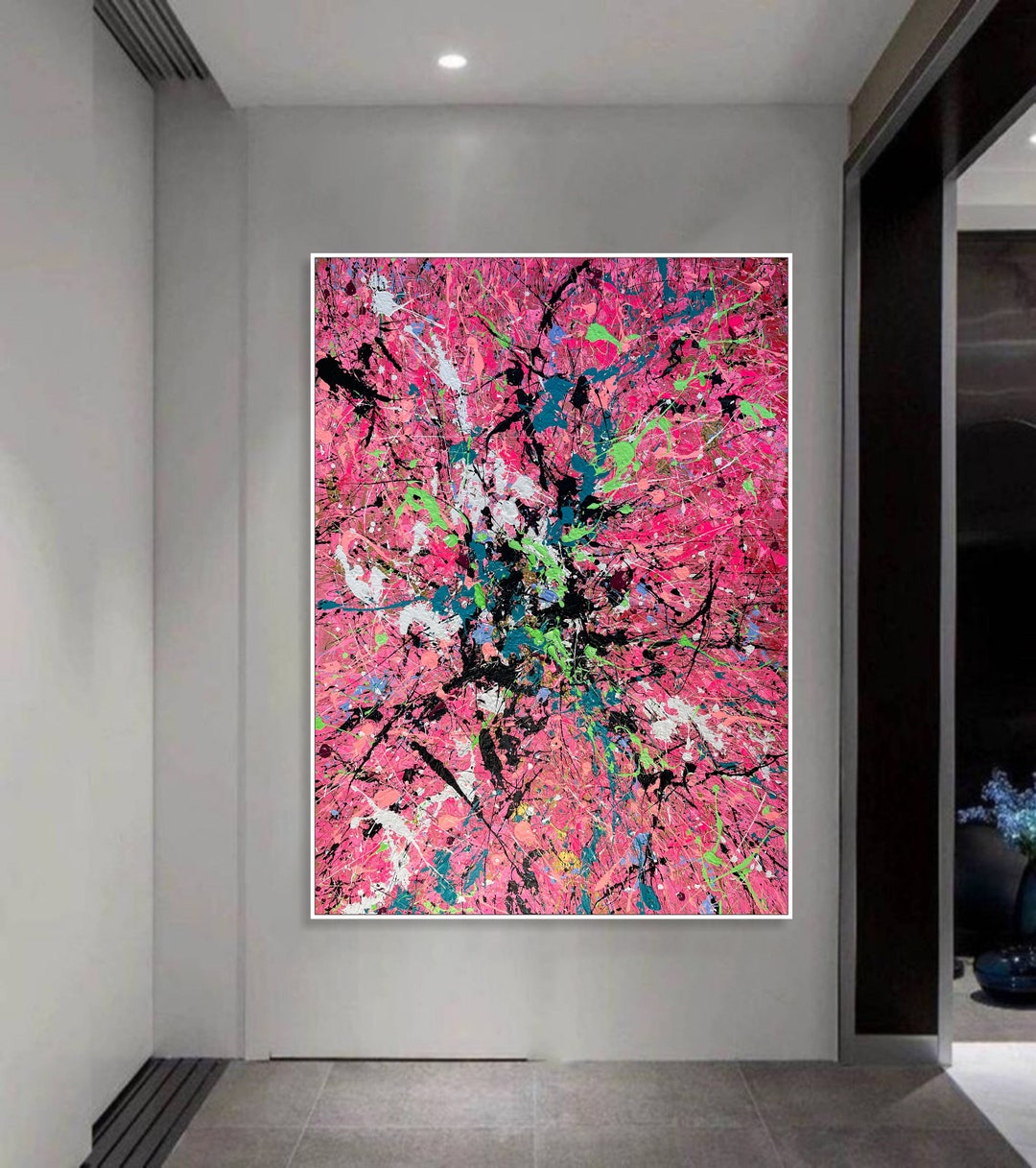 ピンクのスプラッター抽象画：キャンバスに描かれた大胆な現代アート