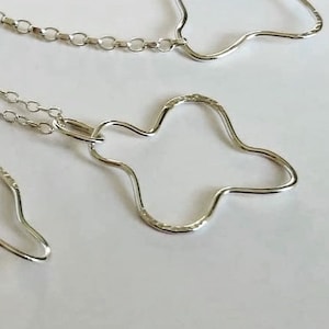 Wisiorek ze srebra próby 925, naszyjnik z wisiorkiem z efektem fali, ręcznie robiony wisiorek, inspirowany wodą, młotkowane srebro próby 925, biżuteria rzemieślnicza