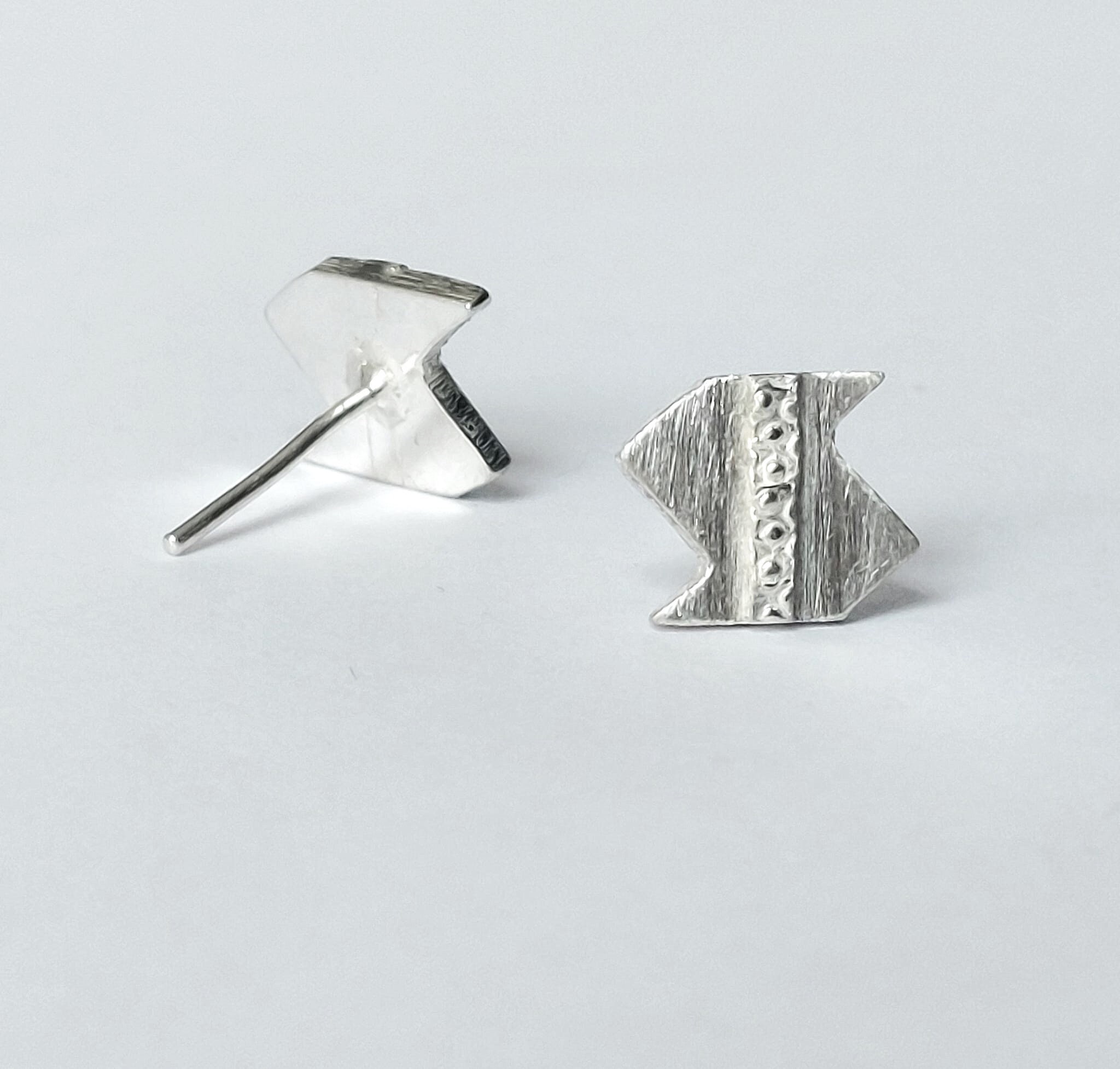 Orecchini a perno in oro • Argento sterling • Borchie moderne Orecchini a perno in oro • Argento sterling • Borchie moderne