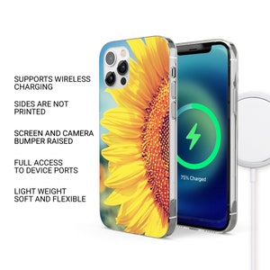 K&ouml;nnte beinhalten: Eine transparente Handyh&uuml;lle mit einem Sonnenblumen-Design. Die H&uuml;lle ist mit kabellosem Laden kompatibel und hat einen erh&ouml;hten Sto&szlig;f&auml;nger zum Schutz von Bildschirm und Kamera. Der Text "Supports Wireless Charging", "Sides Are Not Printed", "Screen And Camera Bumper Raised", "Full Access To Device Ports", "Light Weight Soft And Flexible" ist auf der linken Seite des Bildes gedruckt.