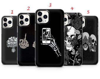 Puede incluir: Cinco fundas de teléfono diferentes con fondos negros y varios diseños de calaveras. Los diseños incluyen un ramo de calaveras, una mano de esqueleto haciendo el dedo medio, una mano de esqueleto sosteniendo un teléfono con una selfie de calavera, una calavera con rosas y dos calaveras, una cubriéndose los ojos y la otra la boca.