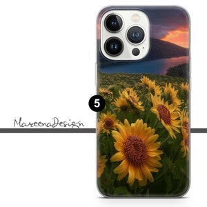 K&ouml;nnte beinhalten: Eine transparente Handyh&uuml;lle mit einer Sonnenuntergangslandschaft und einem Feld voller Sonnenblumen. Die H&uuml;lle hat eine erh&ouml;hte Kamerabuckel mit drei Objektiven.