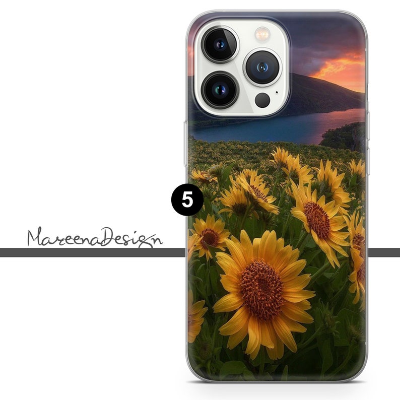 K&ouml;nnte beinhalten: Eine transparente Handyh&uuml;lle mit einer Sonnenuntergangslandschaft und einem Feld voller Sonnenblumen. Die H&uuml;lle hat eine erh&ouml;hte Kamerabuckel mit drei Objektiven.