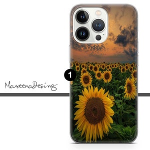 K&ouml;nnte beinhalten: Eine transparente Handyh&uuml;lle mit einem Sonnenuntergang und einem Feld voller Sonnenblumen, die auf der R&uuml;ckseite aufgedruckt sind. Die H&uuml;lle hat eine erh&ouml;hte Kamerabuckel mit drei Objektiven.