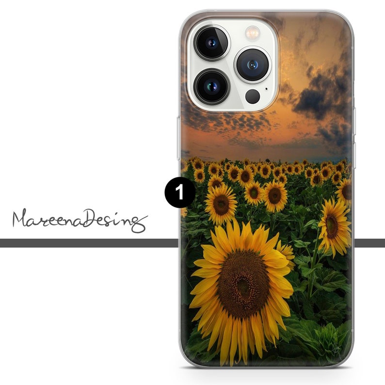 K&ouml;nnte beinhalten: Eine transparente Handyh&uuml;lle mit einem Sonnenuntergang und einem Feld voller Sonnenblumen, die auf der R&uuml;ckseite aufgedruckt sind. Die H&uuml;lle hat eine erh&ouml;hte Kamerabuckel mit drei Objektiven.