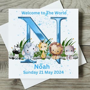 Gepersonaliseerde Welcome to the World blauwe AZ-wenskaart met naam, voorletter, jaartal en aangepaste tekst, verjaardagskaart of nieuwe babyvieringskaart