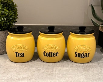 Recipiente amarelo para chá, café e açúcar, para armazenamento na despensa da cozinha.