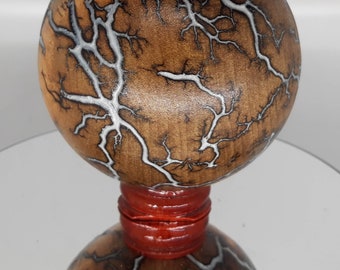 Houten bol met bliksemmotief: 7,6 cm fractale Lichtenberg-figuur, witte inleg (elk exemplaar uniek)