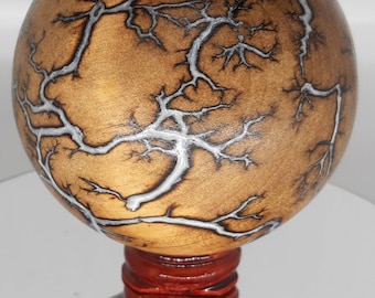 Bol van hout met bliksemmotief: fractale Lichtenberg-figuren, witte inleg (diameter 7,6 cm)