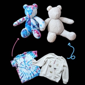 Puede incluir: Dos osos de peluche, uno con un patrón de tie-dye rosa y azul y el otro blanco, con dos camisas de tie-dye, una azul y rosa y la otra blanca con un diseño de unicornio.