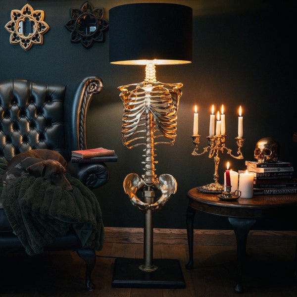Lámpara de pie de esqueleto / Decoración gótica para el hogar / Hecha a mano por The Blackened Teeth / El mejor regalo gótico de Navidad