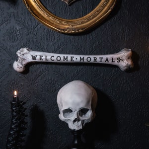 Benvenuti mortali Osso del femore naturale inciso - Galleria murale gotica - Decorazione per la casa gotica / Fatto a mano da The Blackened Teeth