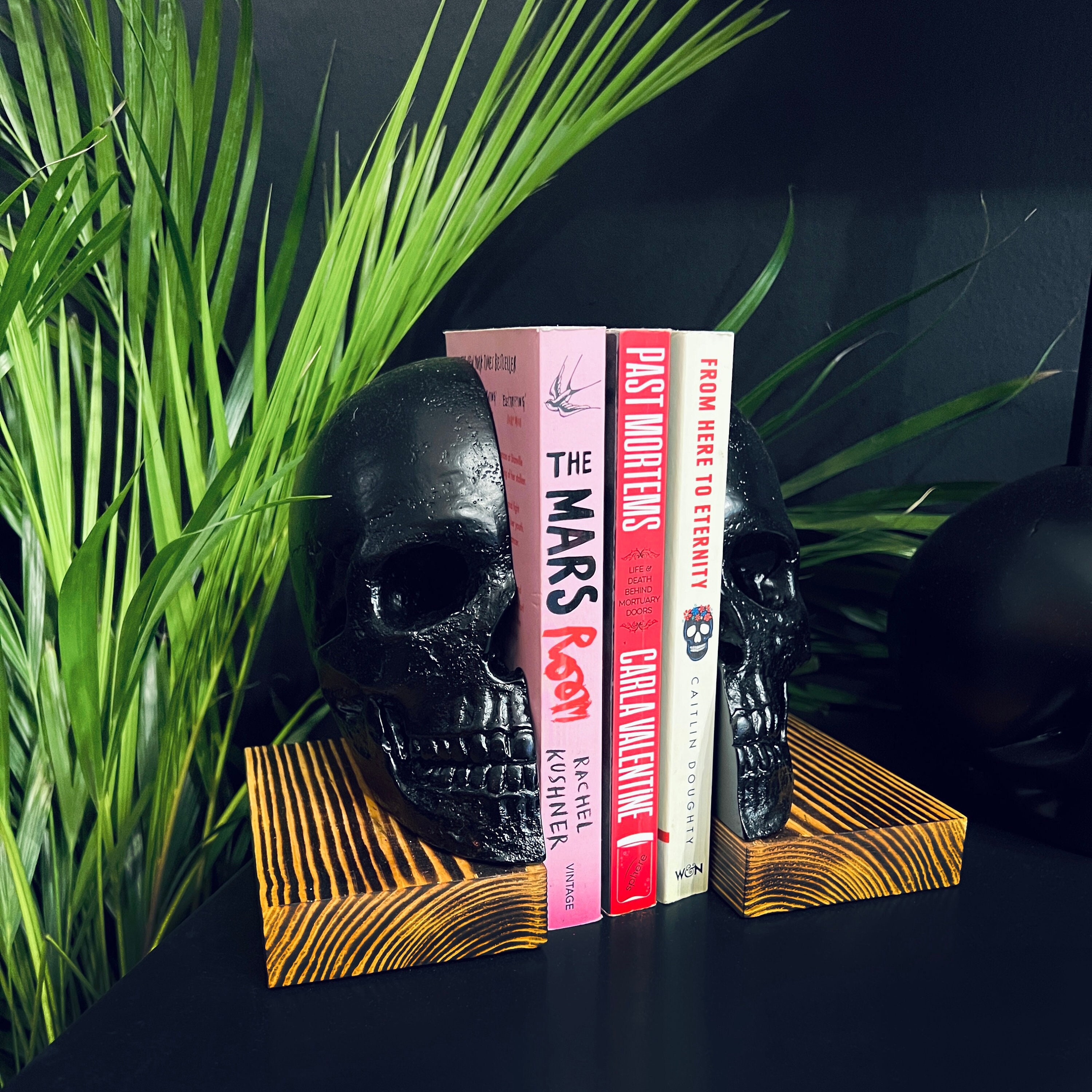 Skull Wooden Bookends | Décoration Gothique Par The Blackened Teeth