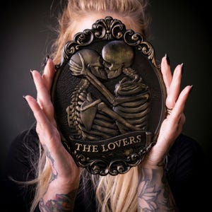 Lovers Tarot muurhanger | Gotische fotowand | Gotische muurdecoratie | Tarotdecoratie | Handgemaakt door The Blackened Teeth