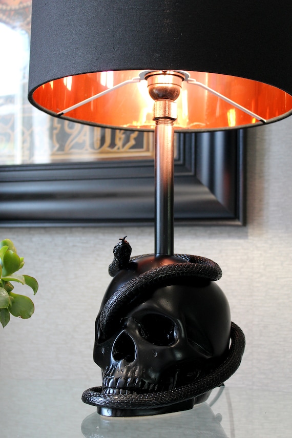 Die Edison Skull Lampe Totenkopf Dekor von The Blackened Teeth