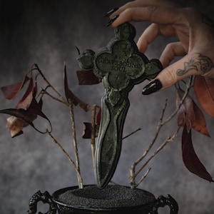 Pierre tombale à accrocher au mur - Gravebound Soul | Mur de galerie gothique | Décoration murale gothique | Décor de tarot | Fait main par les dents noircies