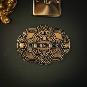 Placa de ataúd Memento Mori - Edición dorada para colgar en la pared / Galería gótica de pared / Decoración gótica para el hogar de The Blackened Teeth