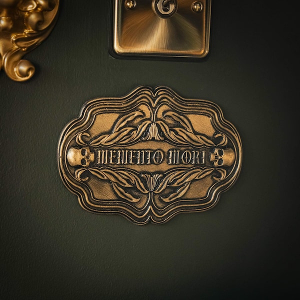 Placa Memento Mori para Caixão - Edição Ouro para Pendurar na Parede | Galeria de Parede Gótica | Decoração Gótica para Casa por The Blackened Teeth