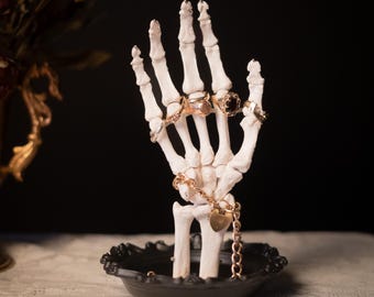Soporte para anillos con forma de mano de esqueleto / Soporte para joyas góticas / Árbol para anillos / Por The Blackened Teeth