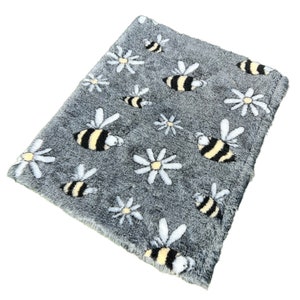 Pawstrading Dog Vet Mat Bed Bee and Daisy Grey Marl Bedding Cage Blanket Whicks Moisture premium