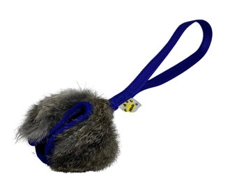 Juguete de bola de regalo para perros de bolsillo con patas de conejo con mango de tela, bola de loto de flor de premio
