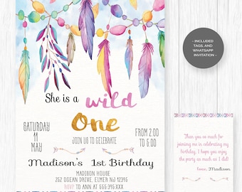 Puede incluir: Una invitación de acuarela para una fiesta de primer cumpleaños con un tema bohemio. La invitación presenta una guirnalda colorida de plumas y cuentas, con el texto "She is a wild one" en letras doradas. La invitación también incluye la fecha, hora y lugar de la fiesta.