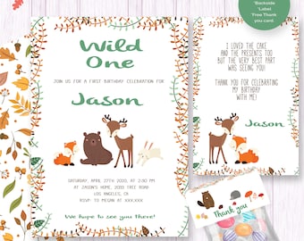Può includere: Un invito a una festa di primo compleanno a tema bosco per un bambino di nome Jason. L'invito presenta uno sfondo verde e bianco con un bordo di foglie. Il testo "Wild One" è in lettere verdi e il testo "Join us for a first birthday celebration for Jason" è in lettere nere. L'invito presenta anche un orso, un cervo, una volpe e un coniglio.