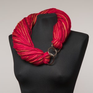 Collana calda in misto lana multicolore con chiusura in acciaio a scatto / Accessorio donna / Gioiello in lana / Regalo per lei