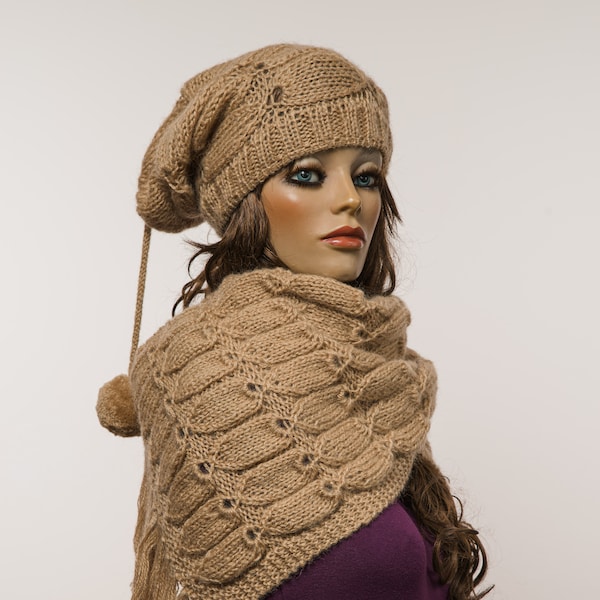 Completo set a maglia in pura lana vergine 90% composto da lunghissima sciarpa con frange, più cappello morbido con pom pom .