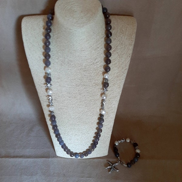 Parure collana e bracciale da donna in quarzo grigio ,sfera da 12 mm con elementi marini in acciaio e Perle Barocche .