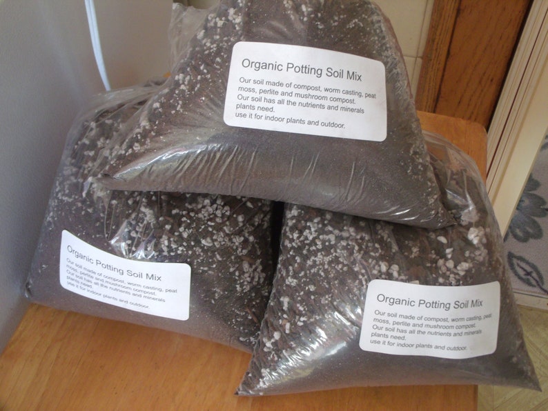 Pu&ograve; includere: Tre sacchi di terriccio organico per il rinvaso. I sacchi sono in plastica trasparente e sono riempiti di terriccio marrone scuro. Ogni sacco ha un'etichetta bianca con il testo "Organic Potting Soil Mix" e una descrizione degli ingredienti. Il terriccio &egrave; composto da compost, letame di lombrico, torba, perlite e compost di funghi.