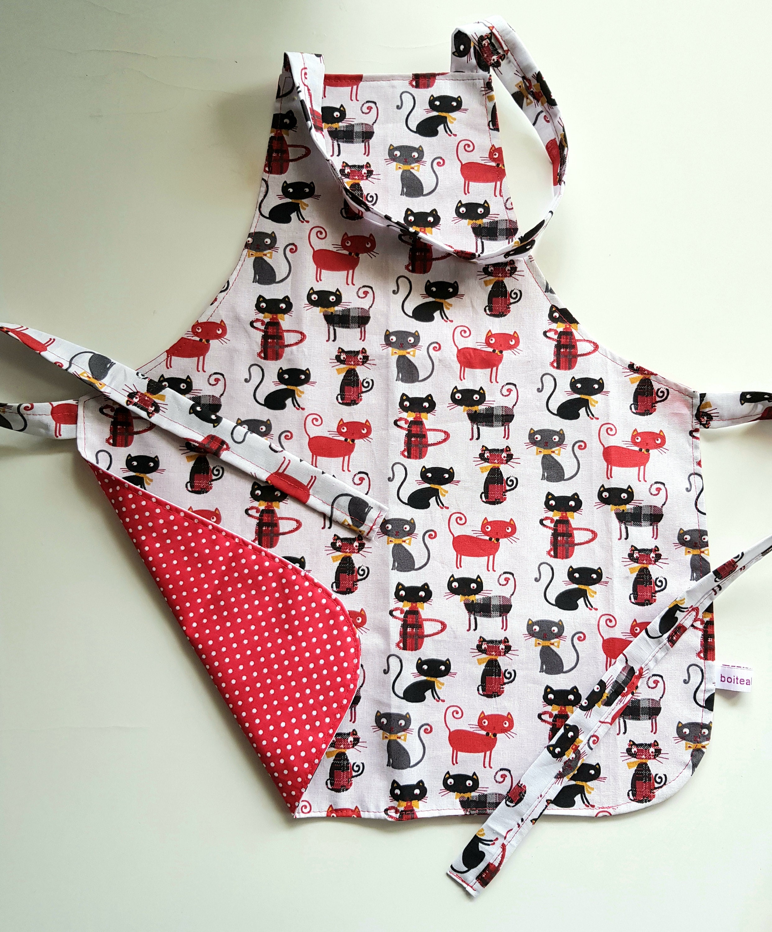 Tablier Enfant Tissu Coton Motif Chat Doublé Rouge à Pois Blancs