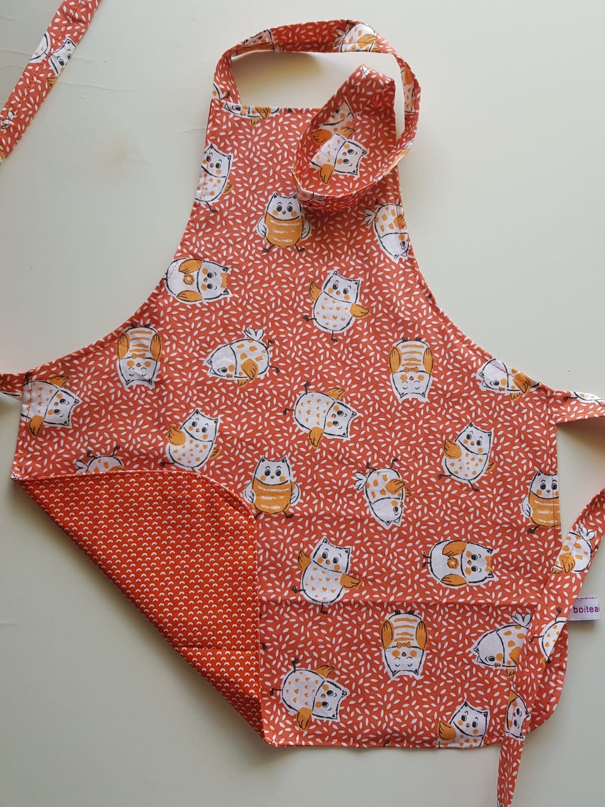 Tablier Enfant Tissu Coton Motif Hiboux Piou-Piou Fond Orange Doublé et Blanc