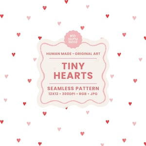 Puede incluir: Un diseño de patrón sin costuras con pequeños corazones rojos y rosa claro sobre un fondo blanco. El diseño incluye el texto "TINY HEARTS" y "SEAMLESS PATTERN" dentro de un marco rosa. Está etiquetado como "HUMAN MADE • ORIGINAL ART".