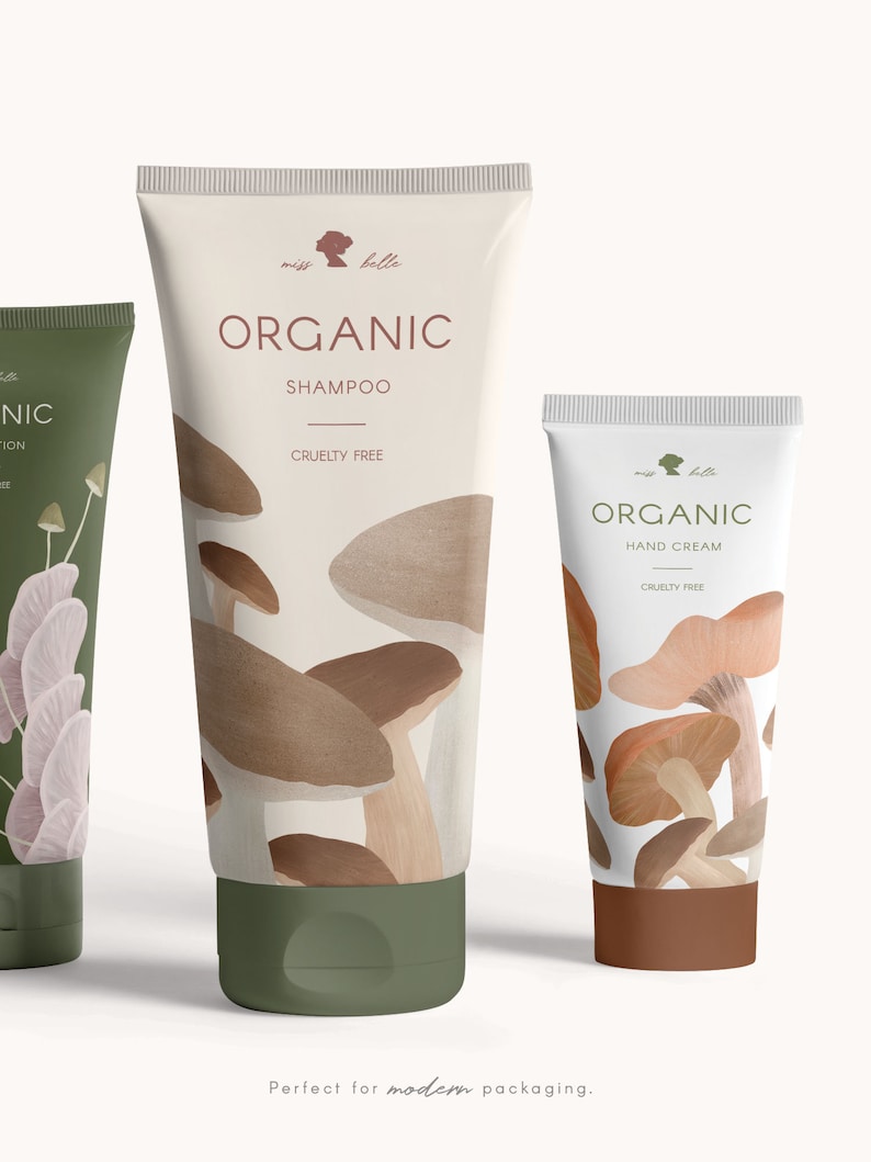 Op de afbeelding: Twee witte tubes met biologische beautyproducten met een paddenstoelontwerp. De grotere tube is gelabeld "Organic Shampoo" en de kleinere tube is gelabeld "Organic Hand Cream". Beide tubes zijn dierproefvrij.