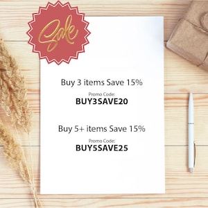 Może przedstawiać: Biała kartka papieru z ogłoszeniem o wyprzedaży. Tekst brzmi "Kup 3 produkty, zaoszczędź 15% Kod promocyjny: BUY3SAVE20" i "Kup 5 lub więcej produkt&oacute;w, zaoszczędź 15% Kod promocyjny: BUY5SAVE25".