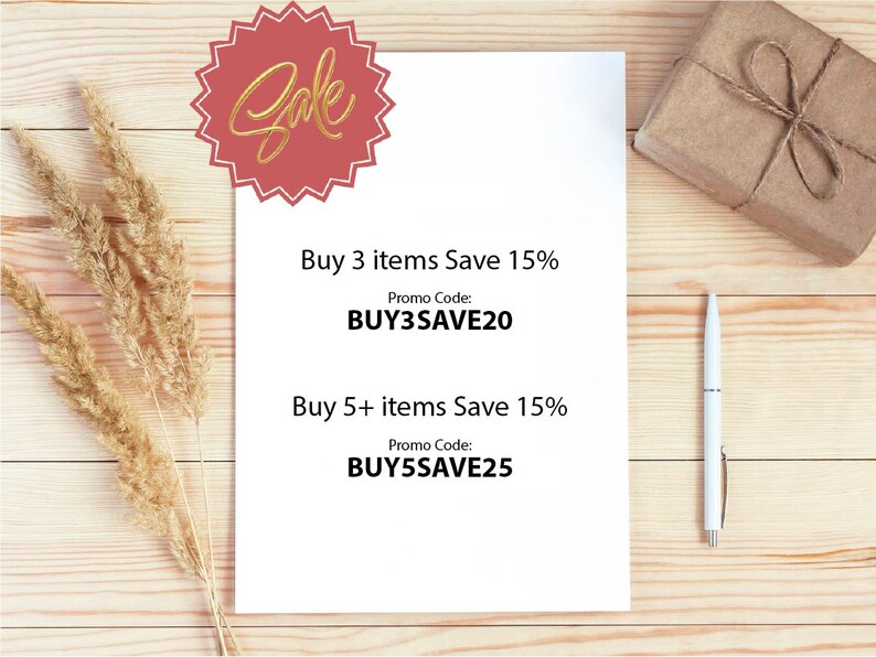 Może przedstawiać: Biała kartka papieru z ogłoszeniem o wyprzedaży. Tekst brzmi "Kup 3 produkty, zaoszczędź 15% Kod promocyjny: BUY3SAVE20" i "Kup 5 lub więcej produkt&oacute;w, zaoszczędź 15% Kod promocyjny: BUY5SAVE25".