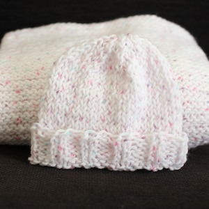 Hand knit baby blanket - strawberry spots