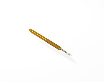 Könnte beinhalten: Ein goldfarbenes Metallwerkzeug mit einem strukturierten Griff und einer spitzen Spitze. Das Werkzeug ist für das Basteln gedacht und etwa 15 cm lang.
