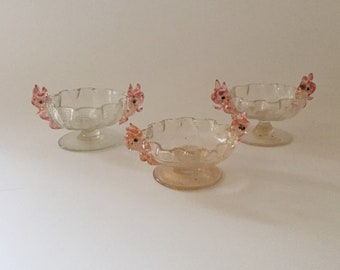 CVM Set de 3 cuencos de cristal / pan de oro con mangos de delfín rosado c. 1900-20