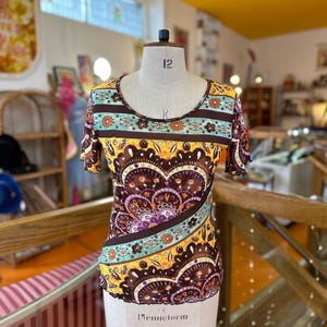 Camiseta de malla transparente Y2K con estampado de festival