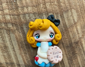 Spilla Alice e biscotto nel Paese delle Meraviglie