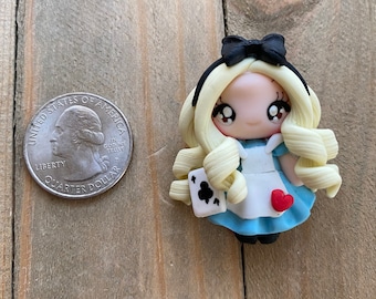 Alice con spilla a forma di cuore