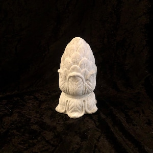 Artichoke Statue white pigmentations and chalked