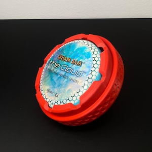 Puede incluir: Un objeto rojo, redondo, impreso en 3D con una etiqueta blanca que dice "WHAM BAM the Cloud PERSONAL PRINTER SENTRY ISO 9001 SGS".