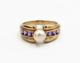 Elegant Late 1990s 18kt 750 Yellow Gold Statement Ring with single Cultured Pearl and square cut Amethysts channel set on the shoulders