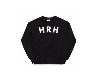 Sudadera de la colección 'HRH' de MirrorMeg en negro: una colección inspirada en Meghan Markle y como se ve en la guía de regalos navideños de PopSugar